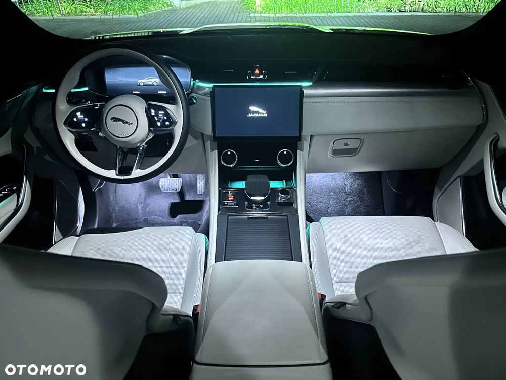 Jaguar F-Pace - 39