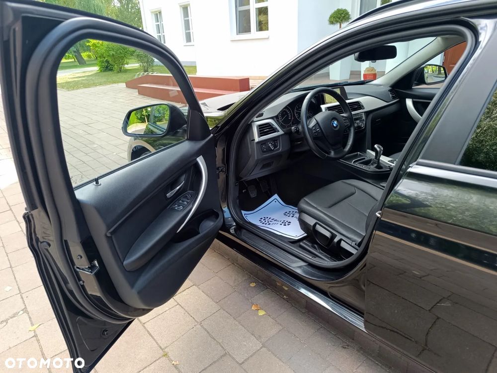 BMW Seria 3 318d Touring - 23