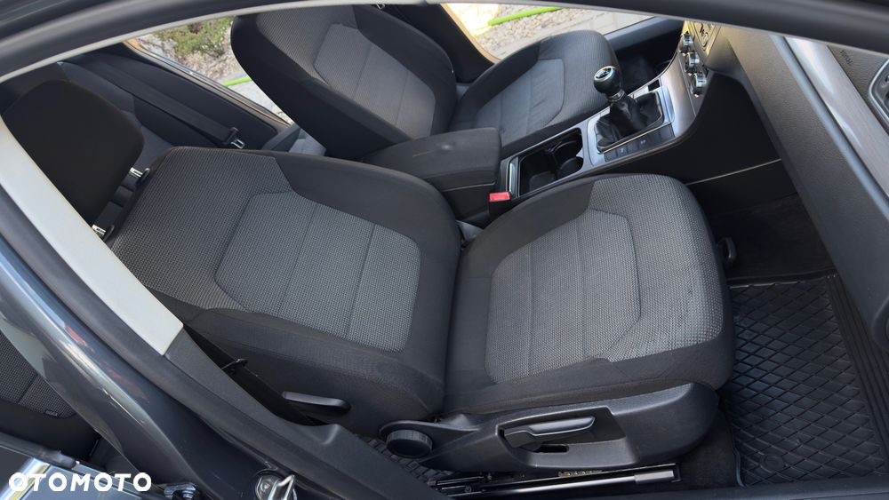 Volkswagen Passat 1.6 TDI BlueMotion Technology Comfortline - 23