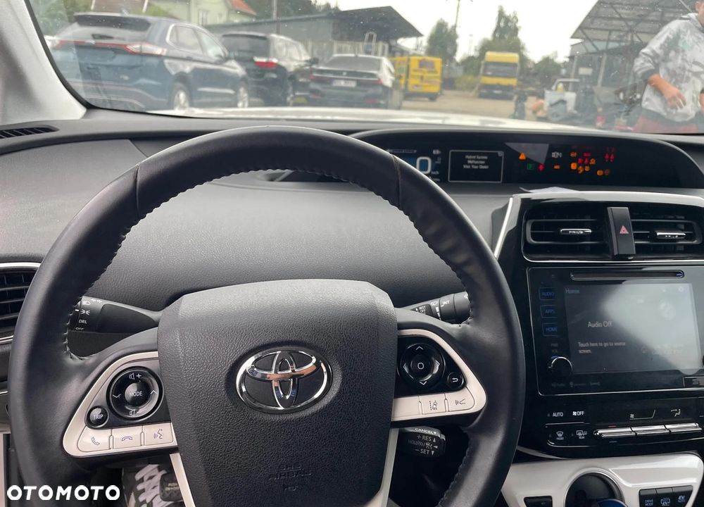 Toyota Prius ver-1-8-hybrid-executive - 18