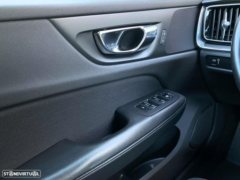 Volvo V60 2.0 D3 Momentum - 27