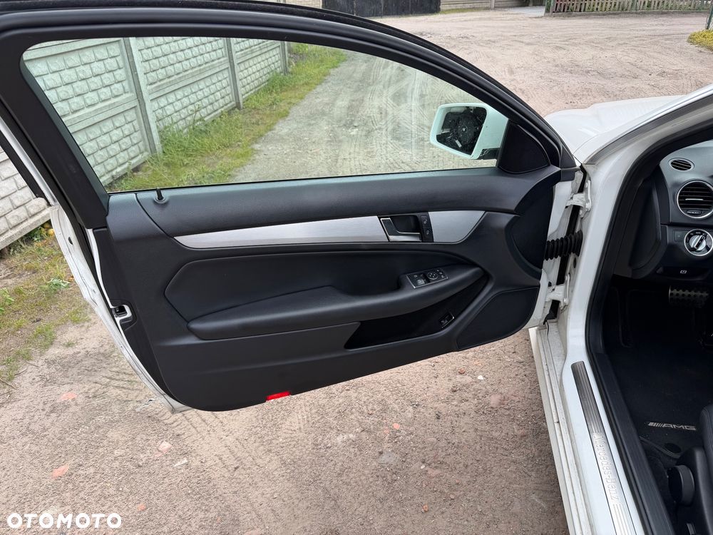 Mercedes-Benz Klasa C 220 CDI DPF BlueEFFICIENCY 7G-TRONIC Edition 1 - 17