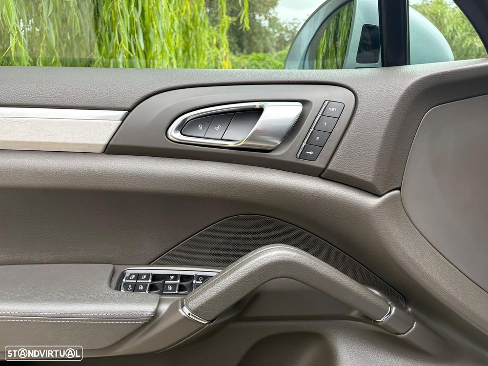 Porsche Cayenne Platinum Edition - 16