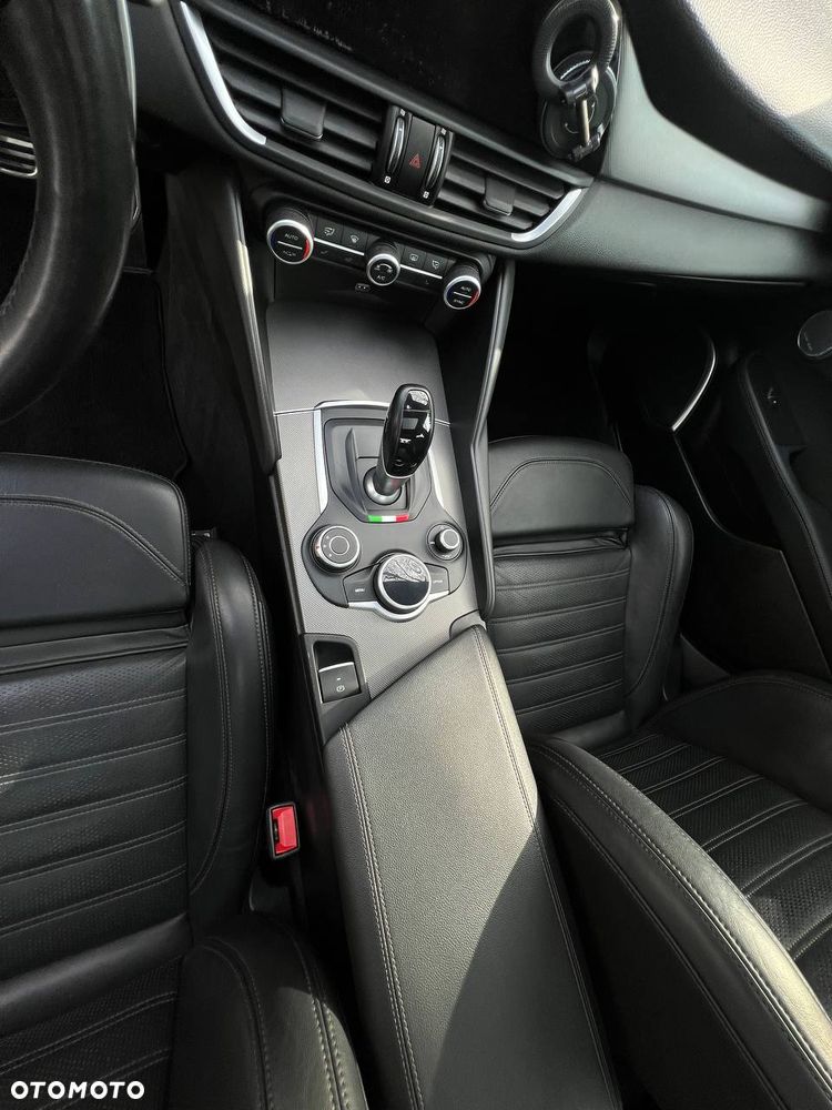 Alfa Romeo Giulia 2.0 Turbo 16V AT8-Q4 Veloce Ti - 17