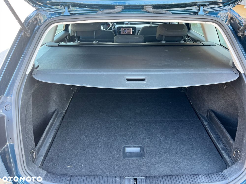 Volkswagen Passat 2.0 TDI SCR DSG Conceptline - 12
