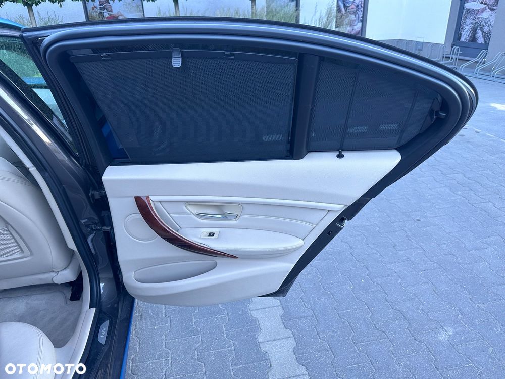 BMW Seria 3 328i xDrive Modern Line - 30