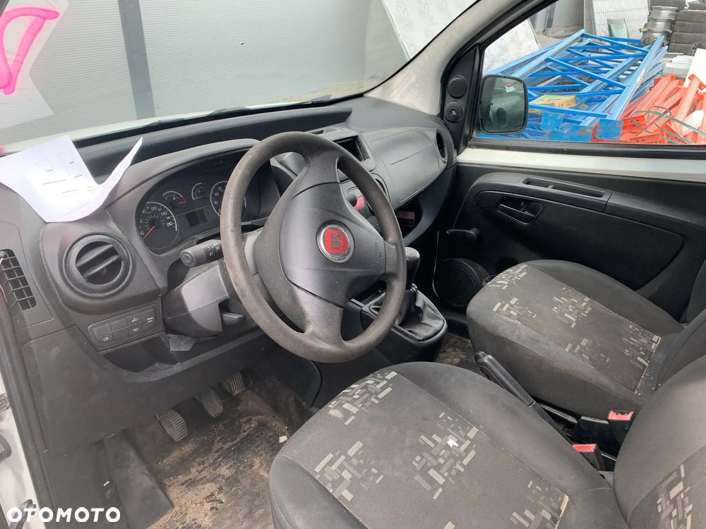 FIAT FIORINO 2011 *SAMOCHÓD NA CZĘŚCI* 4769 MASKA, LAMPA, DRZWI, LUSTERKO, ZDERZAK, GRILL, BŁOTNIK, KLAPA, BELKA, DESKA, FOTELE, KANAPA, ĆWIARTKA KIEROWNICA, TARCZE, ZACISKI, ZAWIESZENIE, KOMPLETNY PRZÓD, KOMPLETNY TYŁ, LICZNIK, ZEGARY, PRAWE LEWE PRZÓD TYŁ - 5