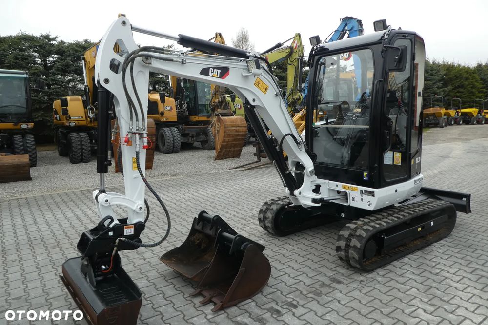 Caterpillar 302,7D CR TRZY ŁYŻKI - 9