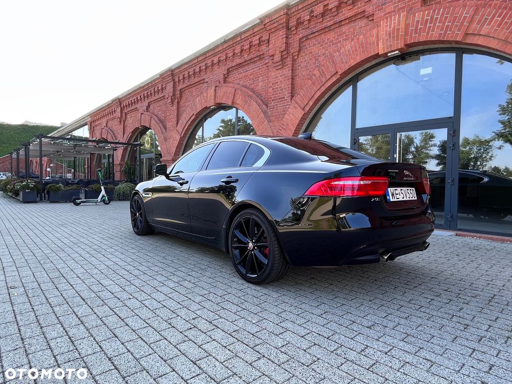 Jaguar XE 25t Prestige - 11