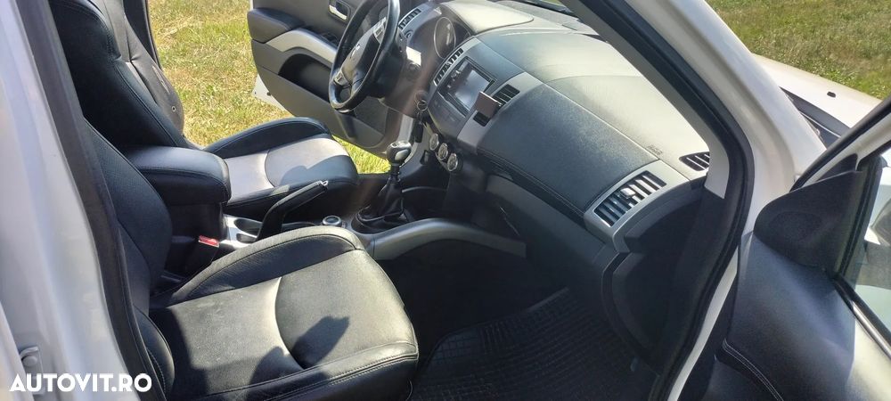 Mitsubishi Outlander - 3