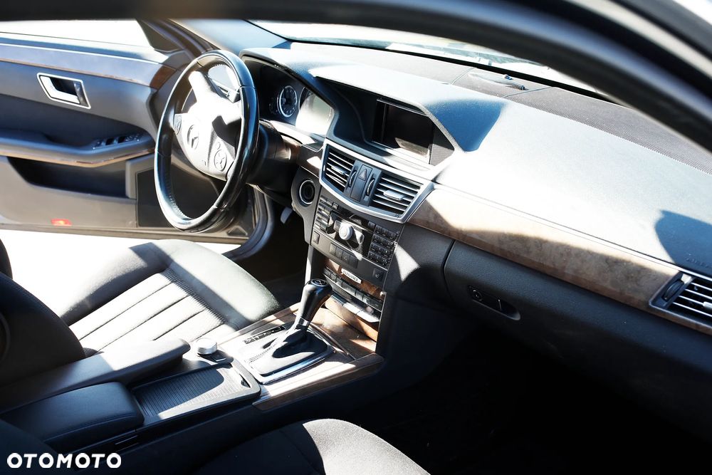 Mercedes-Benz Klasa E 200 BlueEFFICIENCY 7G-TRONIC Elegance - 9