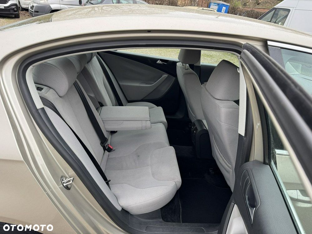 Volkswagen Passat 2.0 FSI Automatik Comfortline - 16