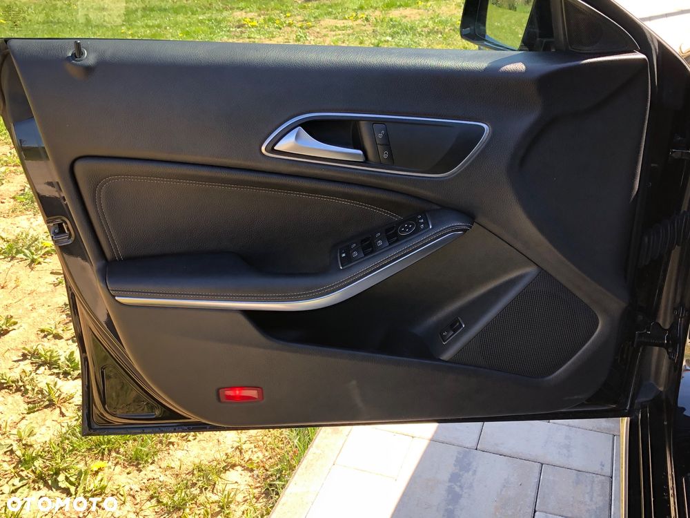 Mercedes-Benz CLA 180 7G-DCT UrbanStyle Edition - 28