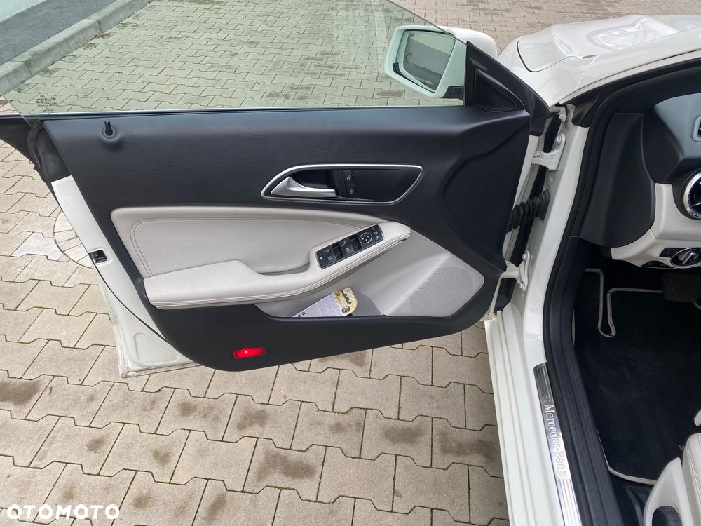 Mercedes-Benz CLA 180 7G-DCT - 12