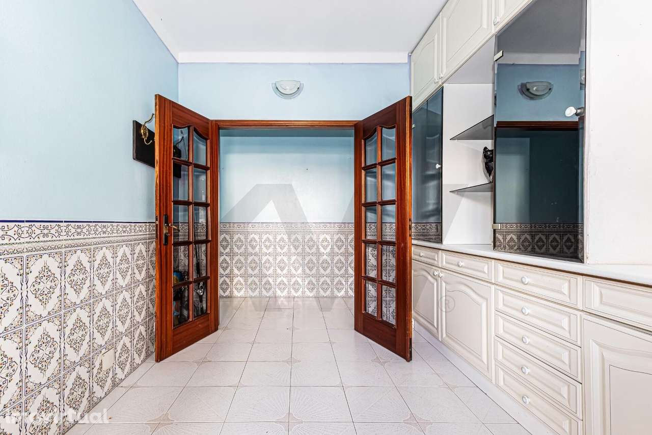 Moradia enorme com 3 entradas independentes em zona calma na cidade de - Grande imagem: 4/49