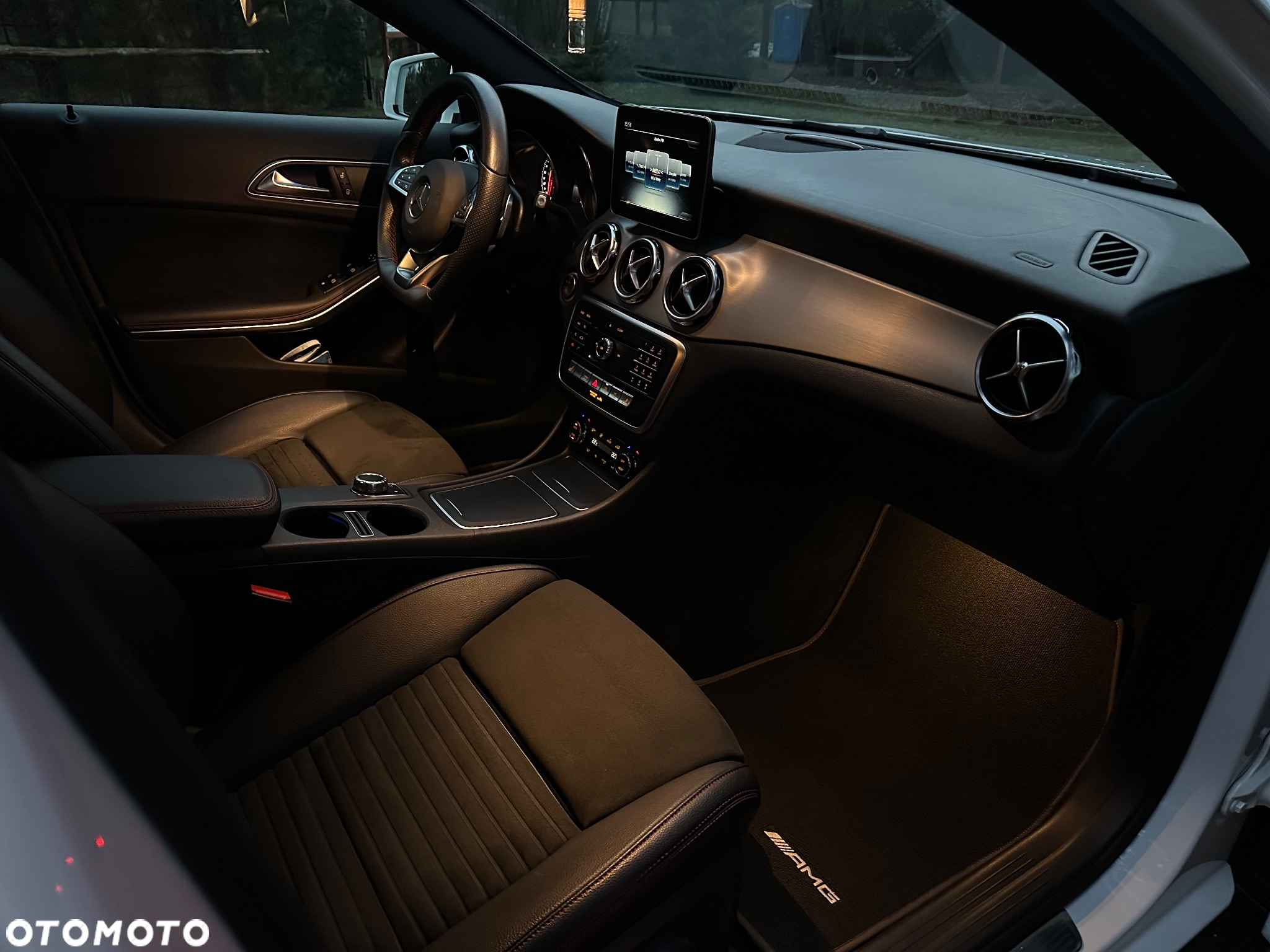 Mercedes-Benz GLA 200 7G-DCT AMG Line - 34