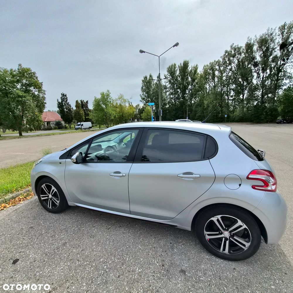 Peugeot 208 2015 photo 4