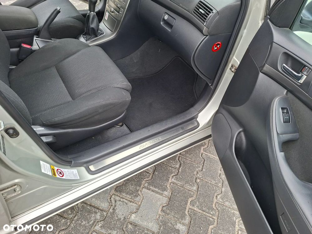 Toyota Avensis 1.8 VVT-i Combi - 7