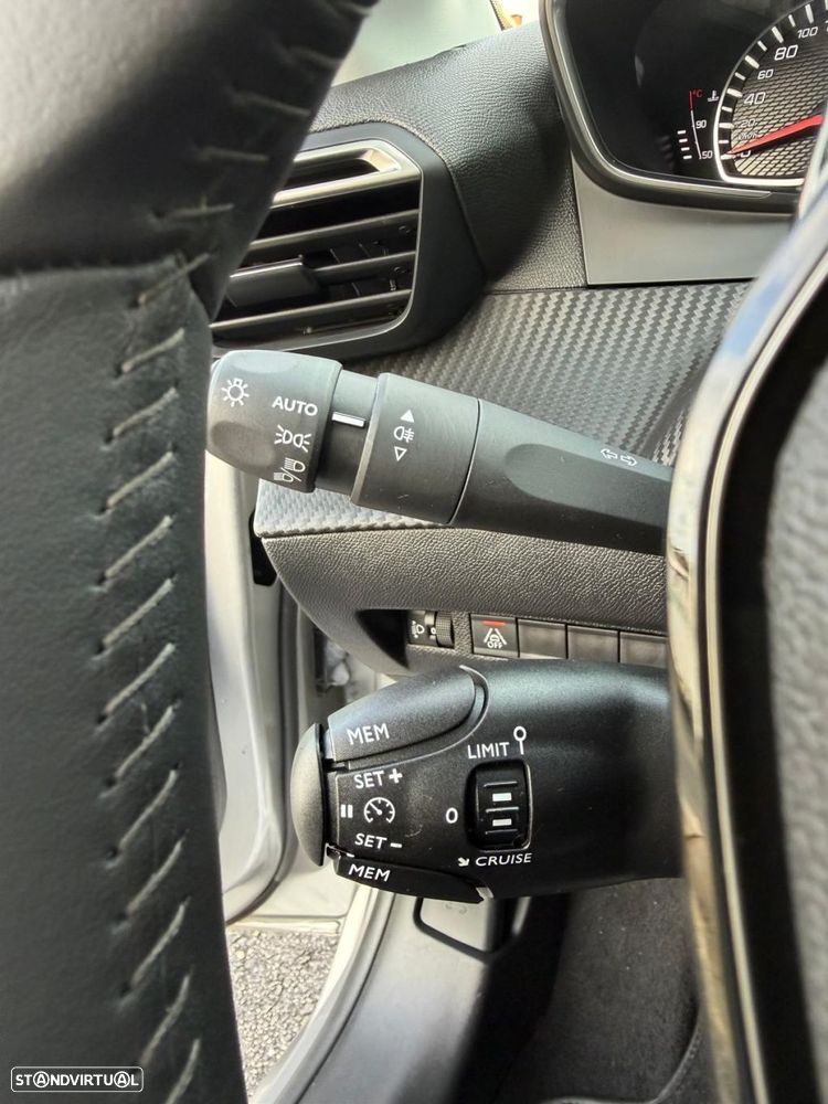 Peugeot 208 1.2 PureTech Allure - 19