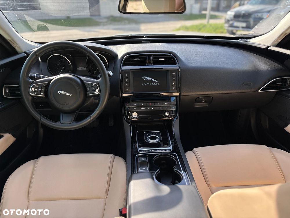 Jaguar XE 25t Prestige - 19