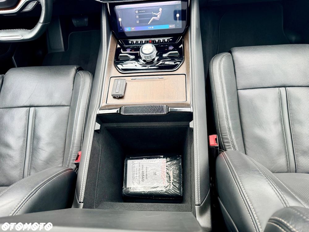 Jeep Grand Wagoneer - 20