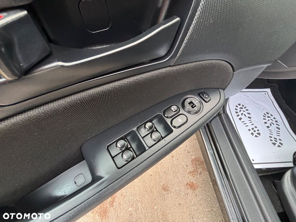 Hyundai i30 i30cw 1.6 CRDi FIFA WM Edition - 12