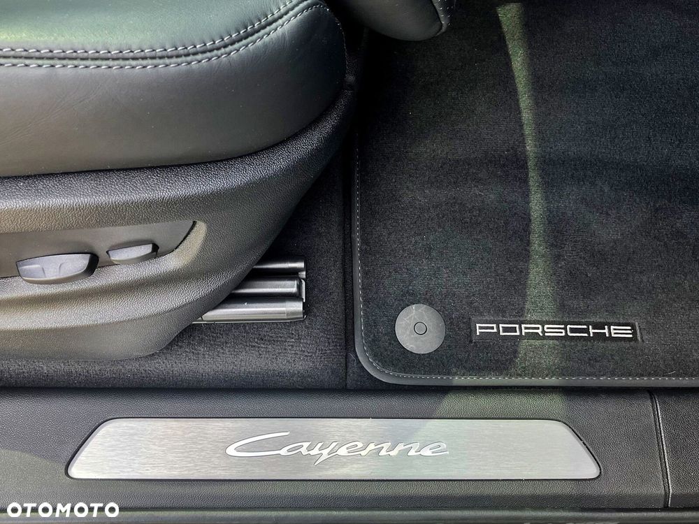 Porsche Cayenne - 21