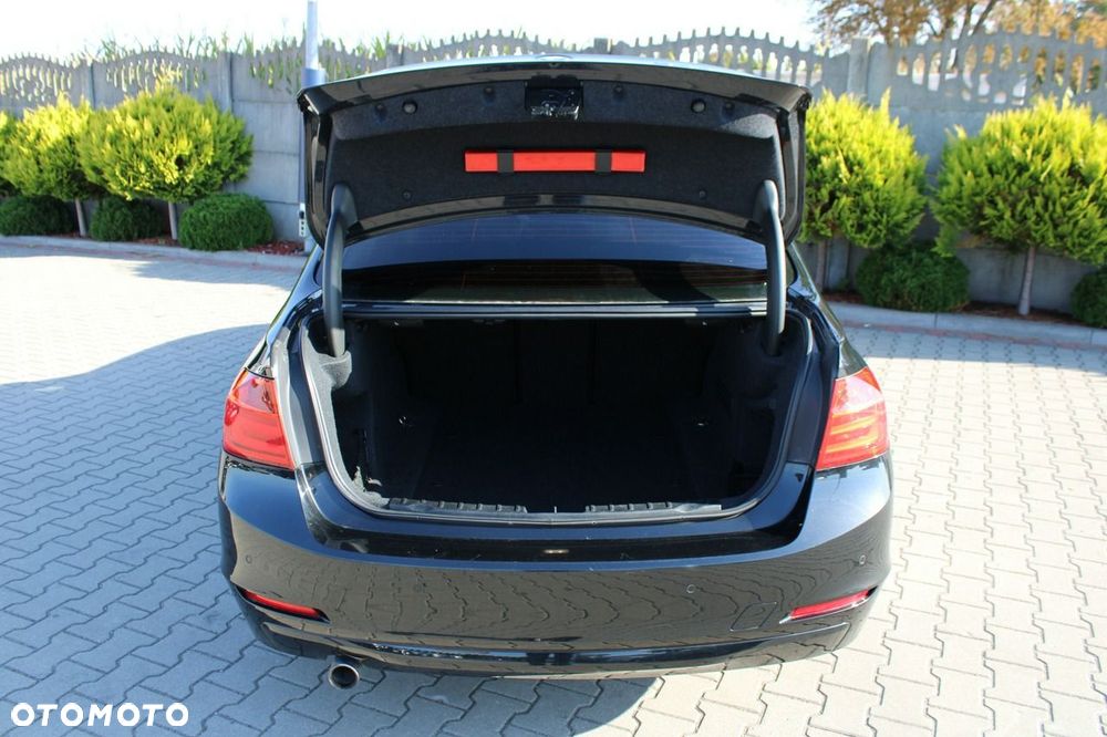 BMW Seria 3 320d Sport-Aut Blue Performance Sport Line - 33