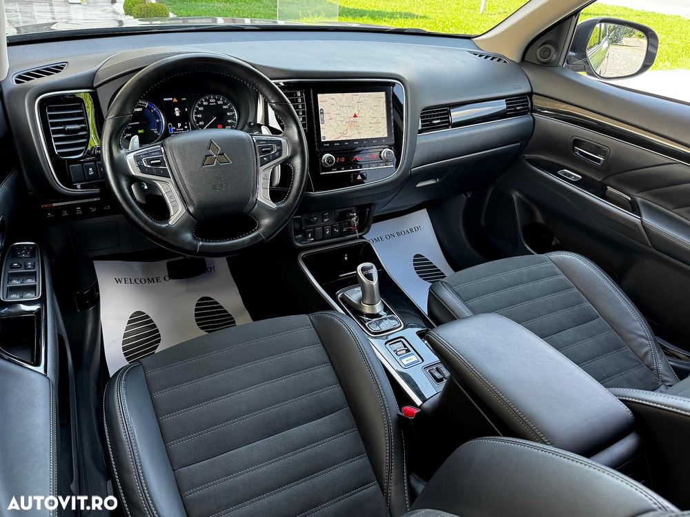 Mitsubishi Outlander 2.4 4WD Plug-In Hybrid Top - 17