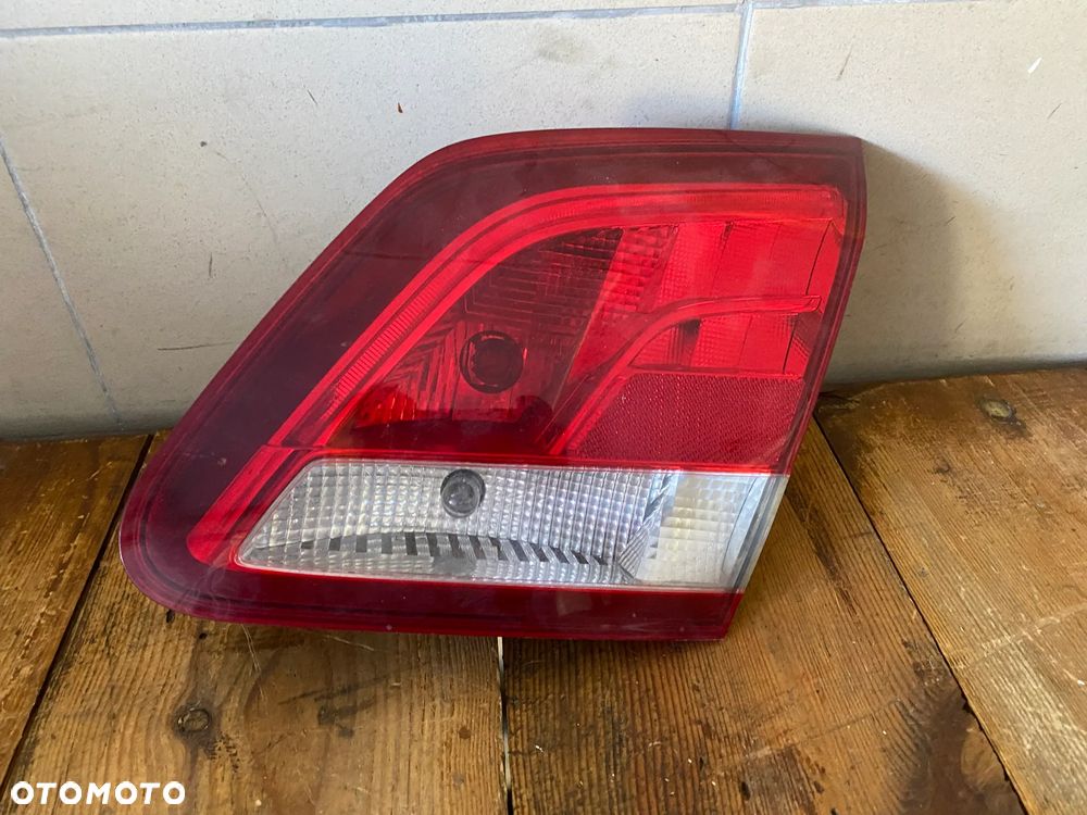 MERCEDES W 246 lift lampa tylna prawa w klape - 1
