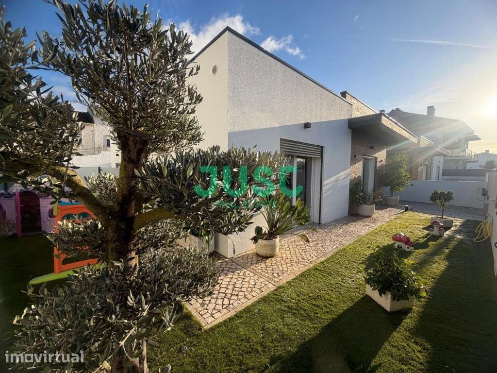 Moradia, isolada, T3+1, seminova com piscina na Quinta do Conde - Grande imagem: 3/29