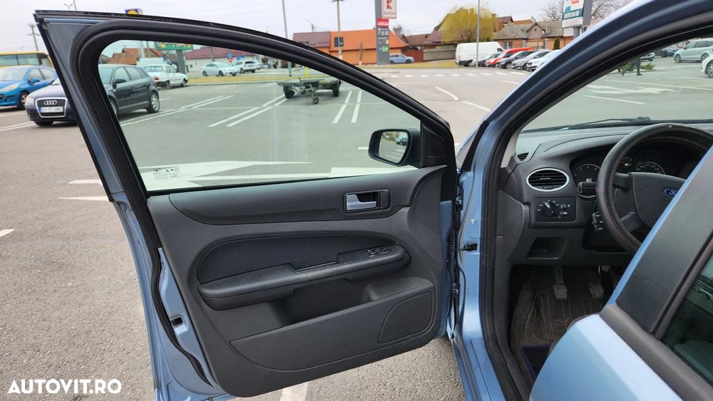 Ford Focus 1.6i Comfort - 23