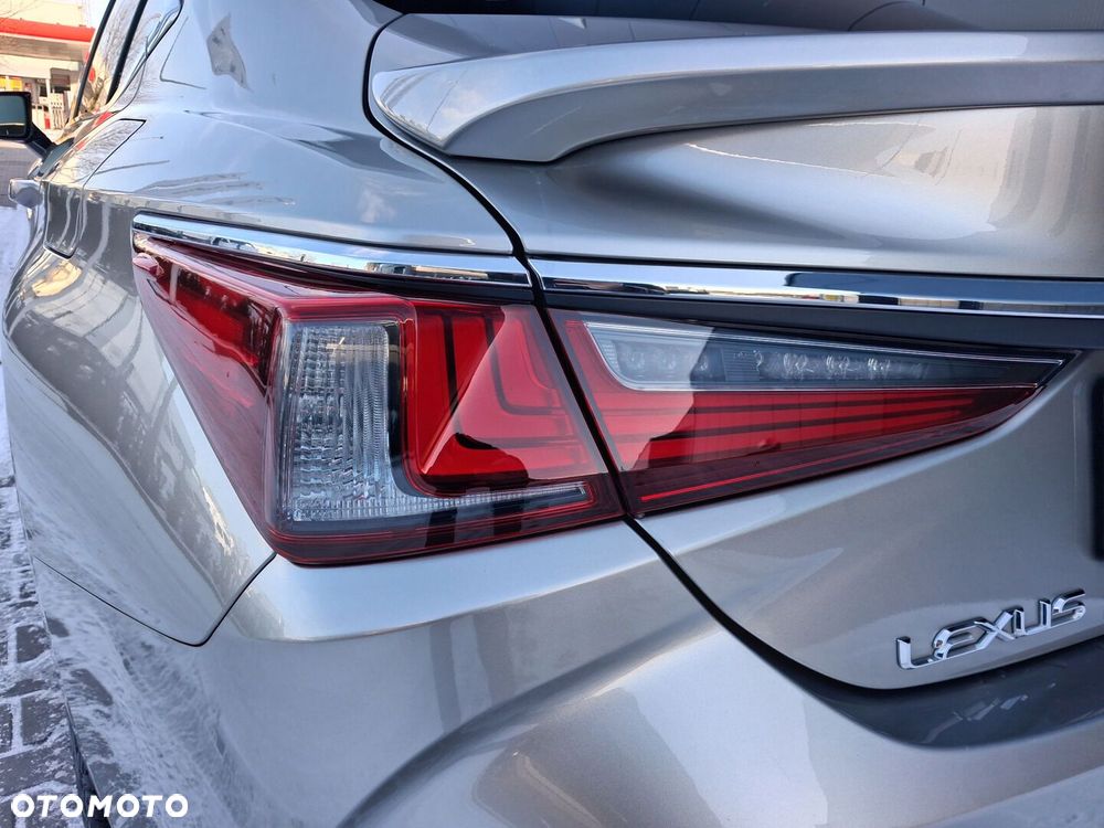 Lexus ES 300h Business Edition - 22