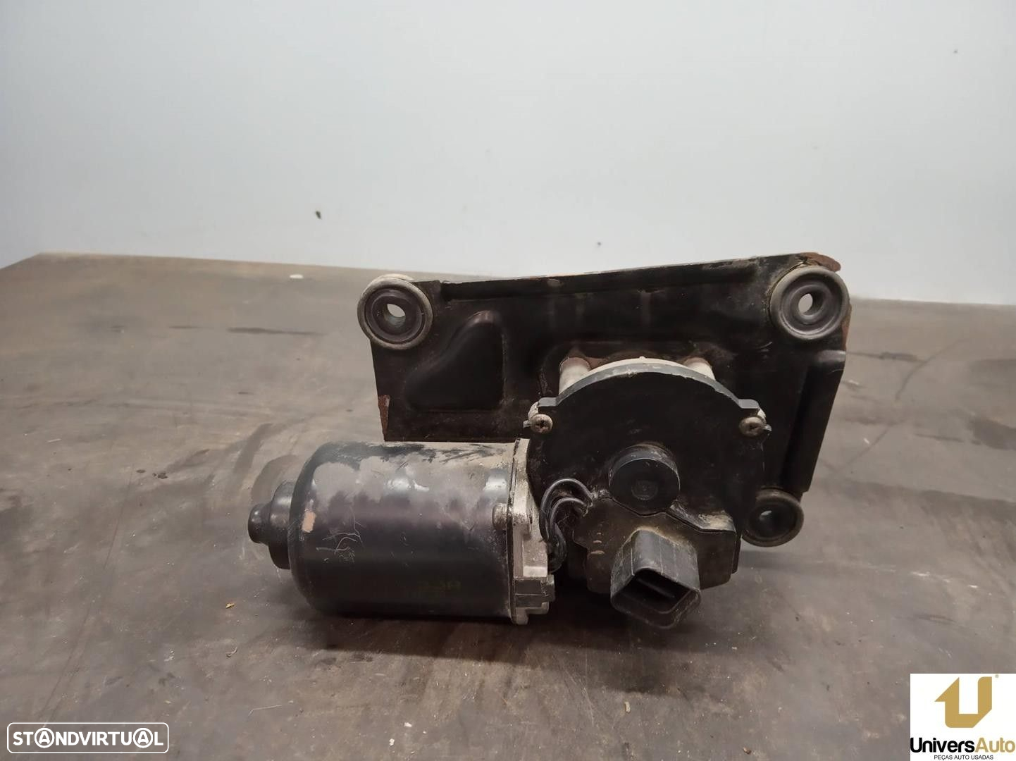 MOTOR LIMPA-VIDROS FRONTAL KIA CARNIVAL II 2003 - - 4