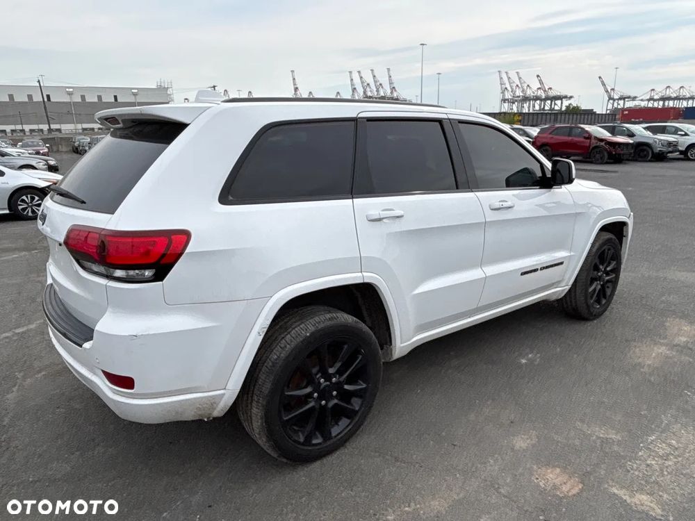 Jeep Grand Cherokee - 32