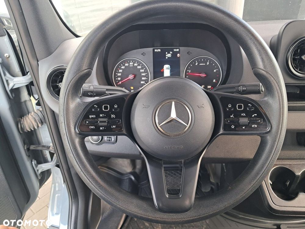 Mercedes-Benz Sprinter 910 - 11