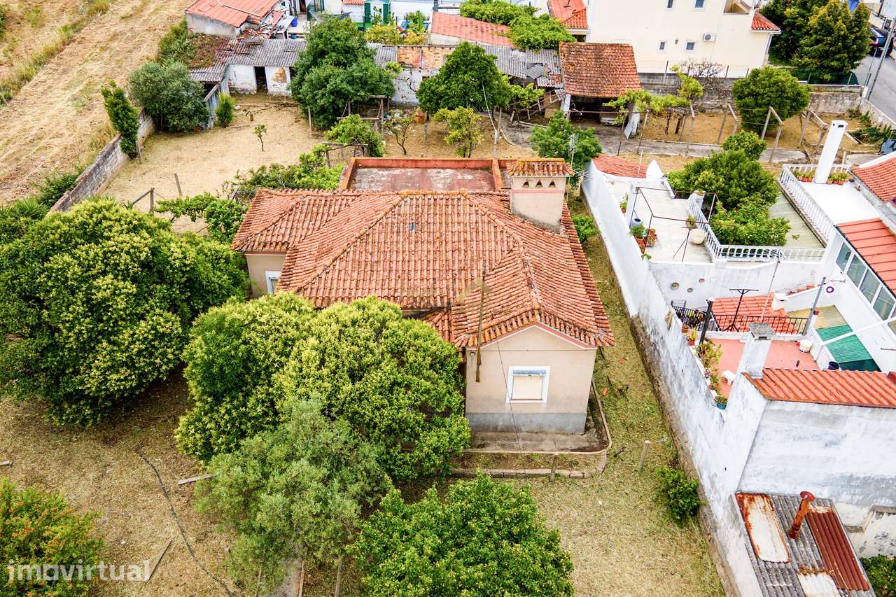 Moradia T3 com Terreno de 2.270m² no Centro do Entroncamento - Grande imagem: 2/36