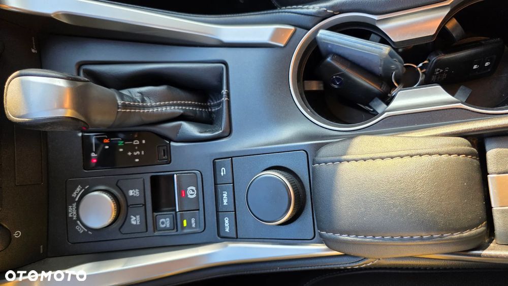 Lexus NX 300h Elite 2WD - 23