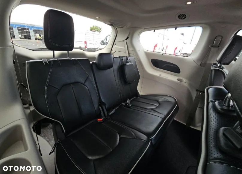 Chrysler Pacifica - 11