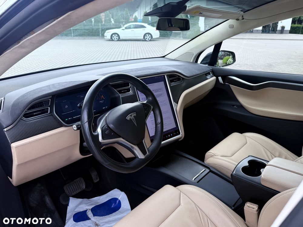 Tesla Model X - 13