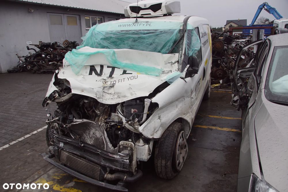 Auto na części - Fiat Doblo II Lift 1.6 Multijet 105 KM 263A8000 C635 249 2021R Silnik Skrzynia Drzwi Błotnik Zderzak Lampa Lusterko Klamka Deska Kokpit Sterownik Moduł Czujnik Licznik Panel Kierownica - 7