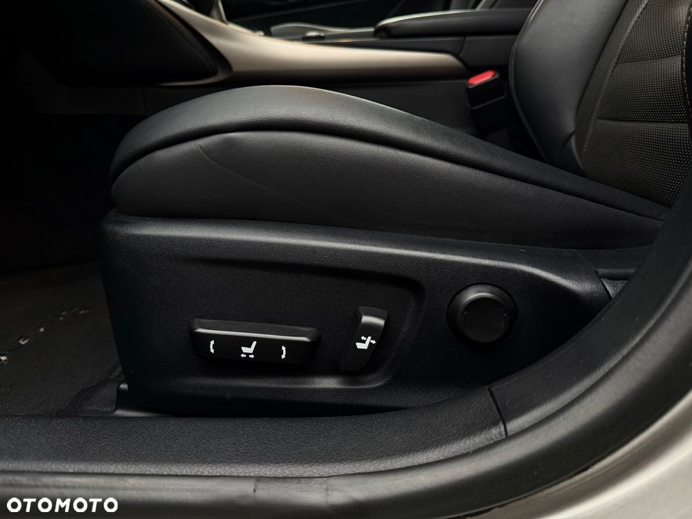 Lexus IS 300h Prestige - 17