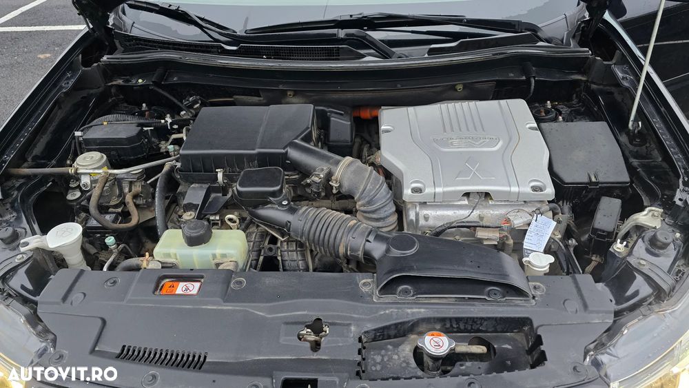 Mitsubishi Outlander 2.0 4WD Plug-In Hybrid Top - 35