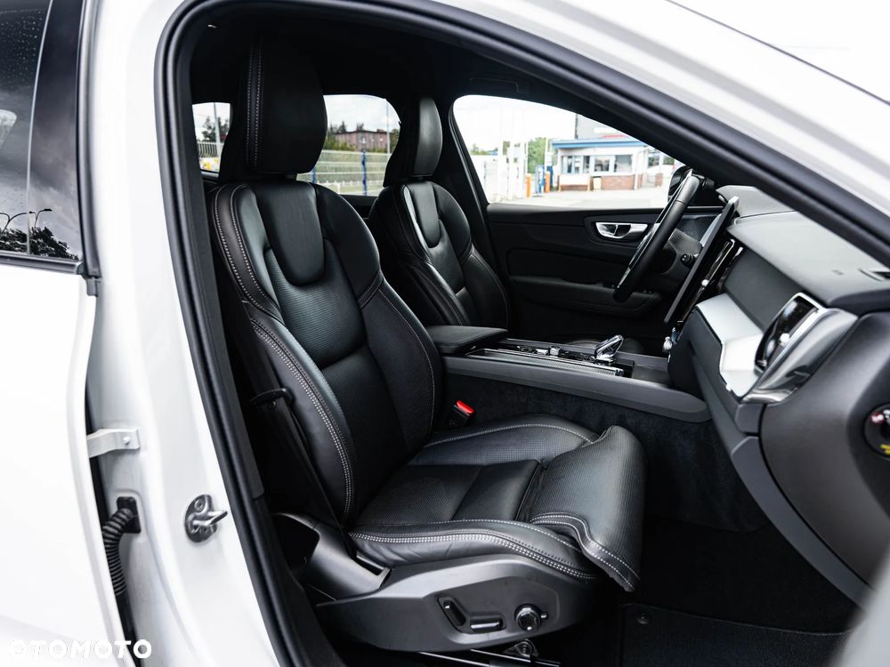 Volvo XC 60 B5 B AWD Plus Dark - 26