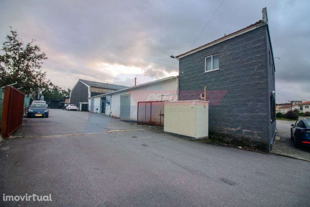 Pavilhão à face da Estrada Nacional 205! - Grande imagem: 2/8