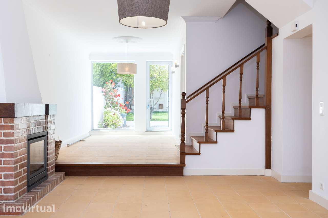 Moradia Geminada T4 com Jardim, Varandas e Excelente Localização - Grande imagem: 4/28