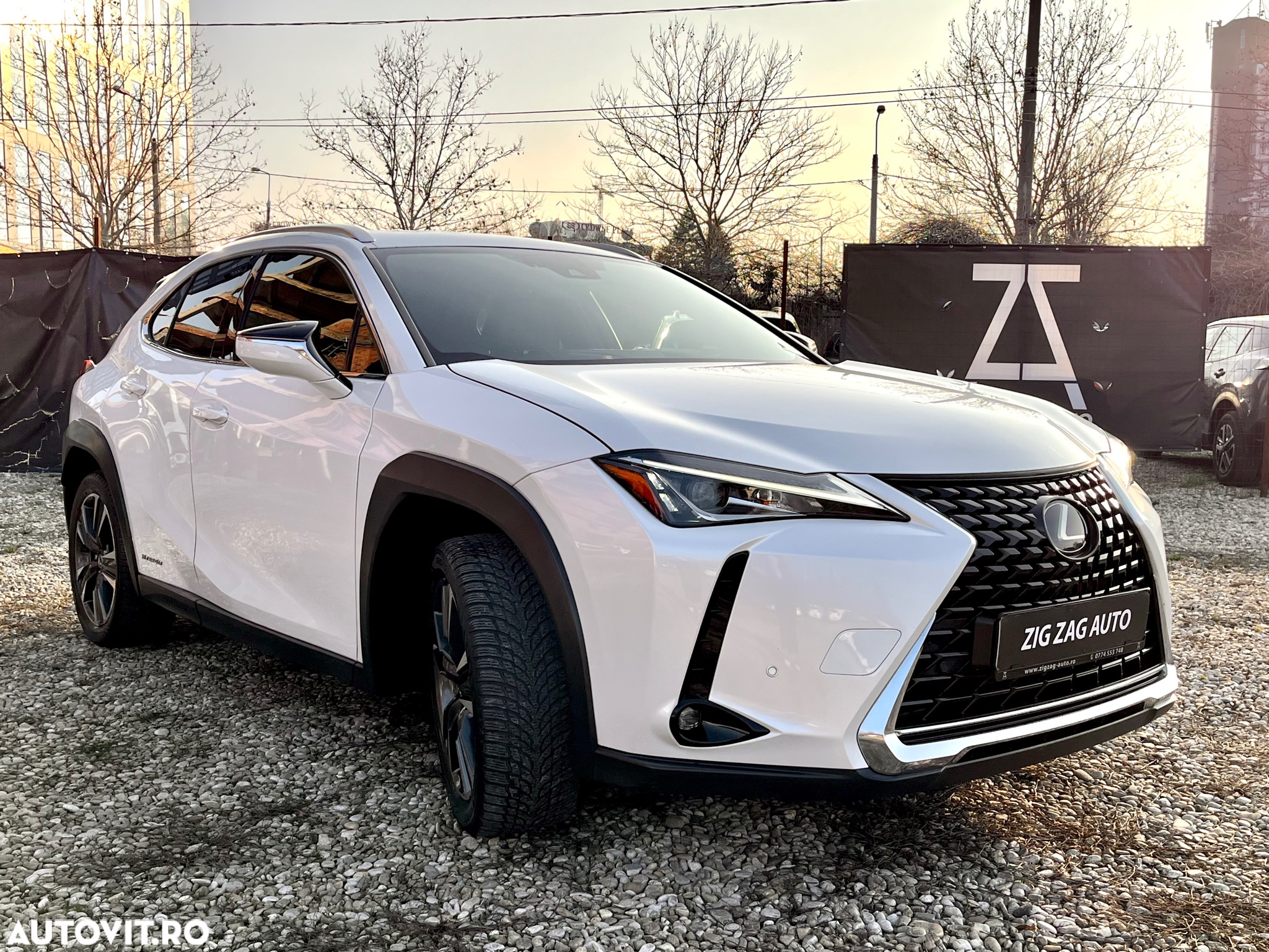Lexus UX 250h 2.0L HEV 20H- (178 HP) 4X4 CVT Luxury - 2