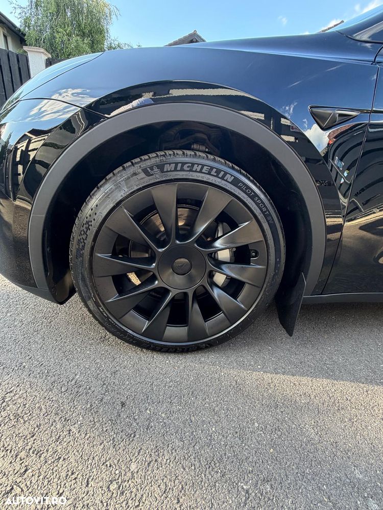 Tesla Model Y - 8