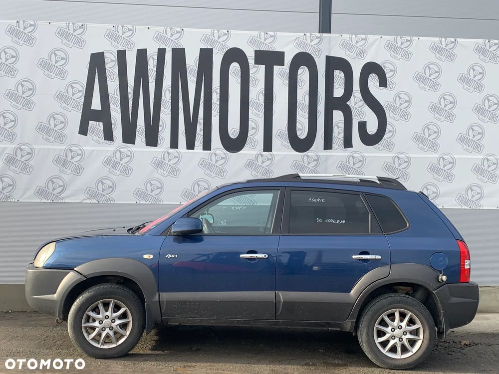 HYUNDAI TUCSON 2005 *SAMOCHÓD NA CZĘŚCI* 3134 MASKA, LAMPA, DRZWI, LUSTERKO, ZDERZAK, GRILL, BŁOTNIK, KLAPA, BELKA, DESKA, FOTELE, KANAPA, ĆWIARTKA, KIEROWNICA, TARCZE, ZACISKI, ZAWIESZENIE, KOMPLETNY PRZÓD, KOMPLETNY TYŁ, LICZNIK, ZEGARY, PRAWE LEWE PRZÓD TYŁ - 3