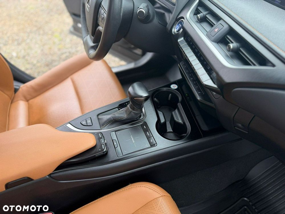 Lexus UX - 8